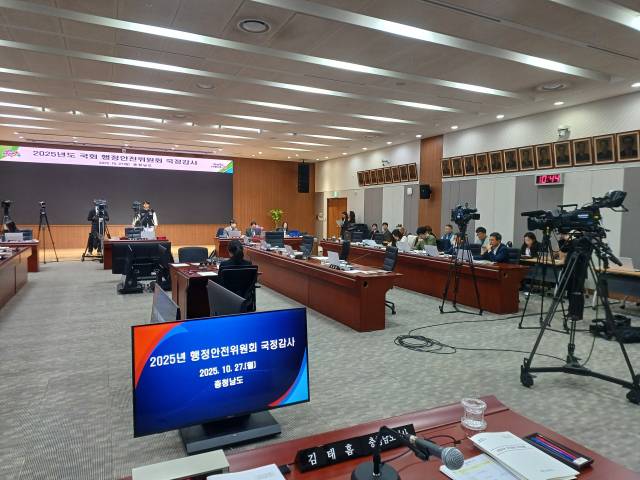 27일 충남도청 대회의실에서 열린 '2025 국회 행정안전위원회 국정감사'에서 감사 시작 30여 분만에 정회가 선포된 후 의원식이 비어있는 모습. 사진=권혁조 기자.