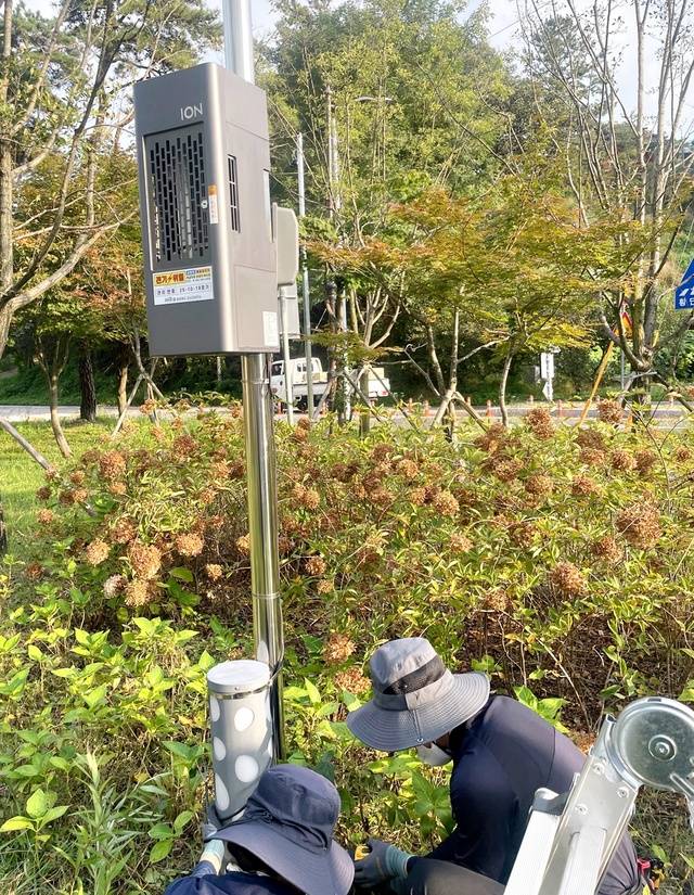 ▲ 친환경 포충기 설치 작업. /괴산군 제공