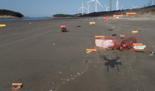 전남도가 스마트빌리지 드론영상AI를 활용해 해양쓰레기를 자동 분석하는 모습. 전남도 제공