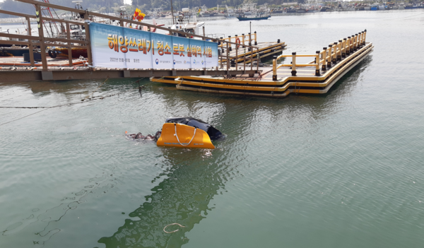 충남도가 개발한 소형 쌍동선형 수거로봇 실해역 시험 모습. 충남도 제공