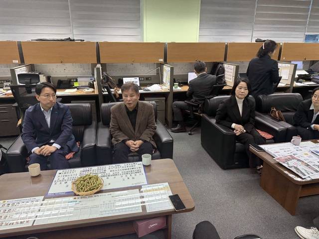 조국혁신당 전북도당 정도상 위원장(사진 왼쪽에서 두번째)이 27일 기자 간담회에서 발언하고 있다./백세종 기자