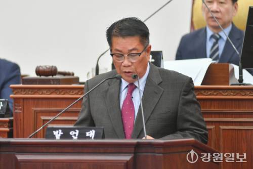 ◇조웅희 화천군의회 부의장이 27일 제292회 정례회에서 자유발언을 통해 강원특별자치도 신청사 배후도시 최적의 대안은 화천이라고 강조했다. 화천=장기영기자
