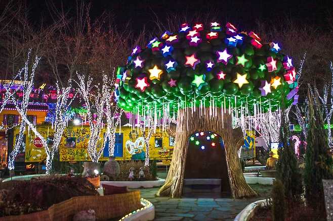 1000만개의 조명이 눈부신 청도 프로방스 마을. /한국관광공사 제공