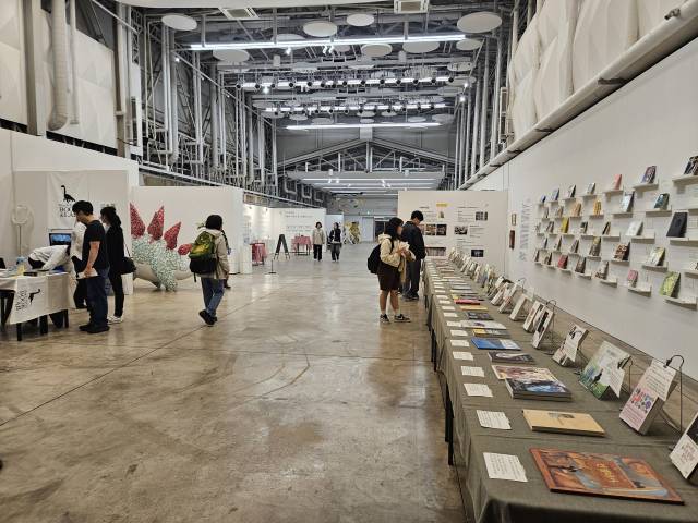 부산 수영구 F1963에서 열리는 책방지기의 미술관 전시장 모습. 김효정 기자