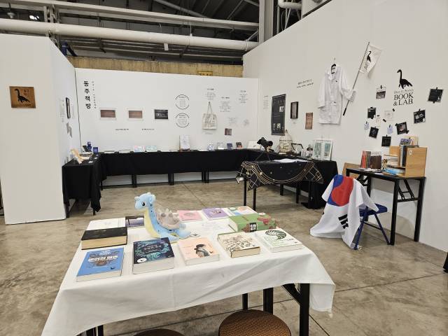 국내 1호 자연과학책방이라는 동주 책방 큐레이션 모습. 김효정 기자