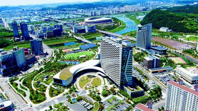 진주혁신도시 전경. 첫 삽을 뜨고 20년이 지났지만 상생지수 ‘D등급’으로 최하위권에 머물러 있다./경남신문 DB/