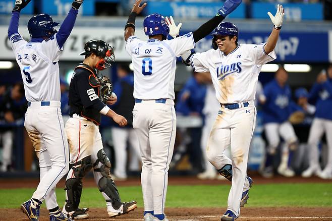지난 22일 대구삼성라이온즈파크에서 열린 2025 KBO 포스트시즌 플레이오프 한화 이글스 대 삼성 라이온즈 4차전. 7회 말 1사 1,2루 때 삼성 김영웅이 3점 홈런을 친 후 동료들과 함께 기뻐하고 있다. 연합뉴스