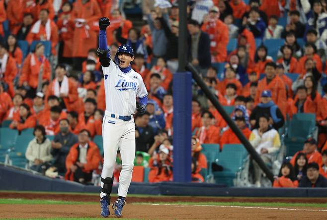 지난 22일 대구 삼성라이온즈파크에서 열린 2025 프로야구 KBO리그 포스트시즌 플레이오프 4차전 한화 이글스와 삼성 라이온즈의 경기에서 구자욱이 1타점 적시타를 치고 환호하고 있다. 연합뉴스