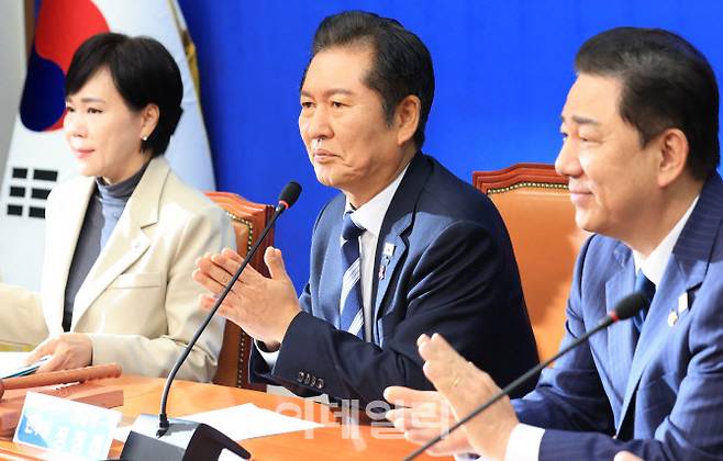 정청래 더불어민주당 대표와 김병기 원내대표 및 지도부가 27일 서울 여의도 국회에서 열린 최고위원회의에서 코스피가 개장 후 4000 포인트를 넘어서자 박수를 치고 있다 (사진=노진환 기자)