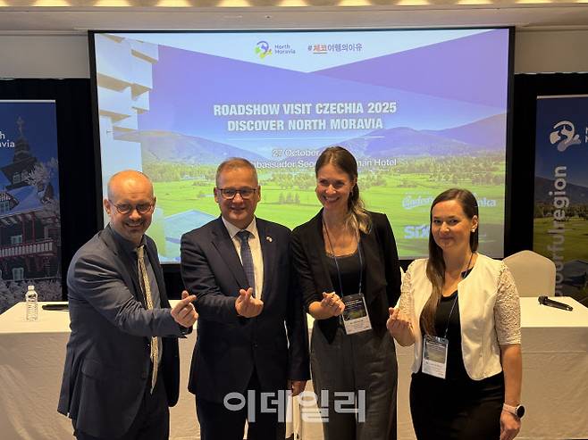 ‘비짓 체키아 2025’ 행사 참가자들이 기념사진을 찍고 있다. 왼쪽부터 미카엘 프로하스카 체코관광청 한국지사장, 이반 얀차렉 주한체코대사, 디타 코르차크 모라비아 실레지아 관광청 마케팅 매니저. (사진=김명상 기자)