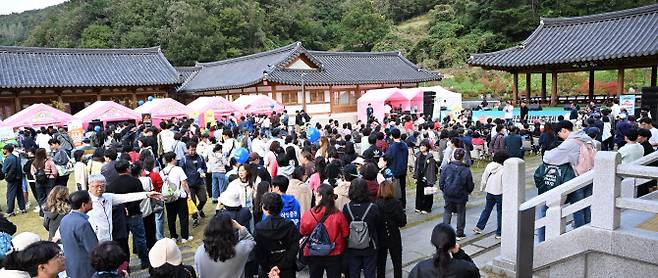 경북 김천 사명대사공원과 직지문화공원 등에서 25일 개막한 김천김밥축제에 몰려든 인파 (사진=뉴스1)