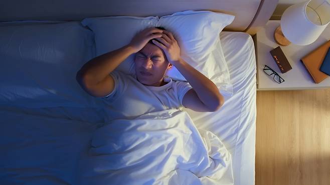 한밤중 잠에서 깼을 때 다시 잠드는 것은 쉽지 않다｜출처: 클립아트코리아