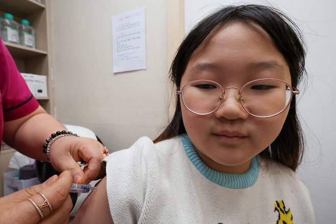 전국에 인플루엔자(독감) 유행 주의보가 발령된 가운데 10월 22일 서울 서대문구 홍제동의 연세봄이비인후과에서 한 어린이가 독감 예방주사를 맞고 있다. 사진=연합뉴스