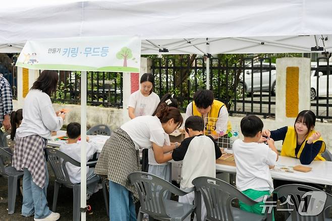 한샘이 부산 해운대소방서 반여119안전센터의 노후 환경을 개선하고 소방공무원 가족을 초대해 '함께한끼' 행사를 진행했다. 사진은 행사 현장에서 소방공무원 가족이 이벤트에 참여 중인 모습. (한샘 제공. 재판매 및 DB금지)