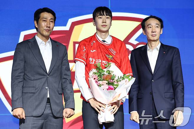 27일 서울 강서구 메이필드호텔에서 열린 2025-2026 KOVO 남자 신인선수 드래프트에서 한국전력에 1라운드 1차 지명된 방강호가 기념촬영을 하고 있다. 2025.10.27/뉴스1 ⓒ News1 김도우 기자