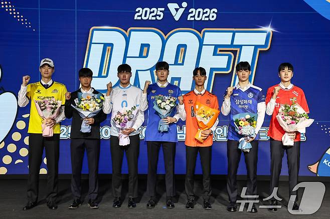 27일 서울 강서구 메이필드호텔에서 열린 2025-2026 KOVO 남자 신인선수 드래프트에서 1라운드에 지명된 선수들이 기념촬영을 하고 있다. 오른쪽부터 한국전력 방강호, 삼성화재 이우진, OK저축은행 박인우, 우리카드 손유민, 대한항공 이준호, 현대캐피탈 장아성, KB손해보험 임동균. 2025.10.27/뉴스1 ⓒ News1 김도우 기자