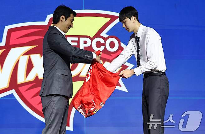 27일 서울 강서구 메이필드호텔에서 열린 2025-2026 KOVO 남자 신인선수 드래프트에서 한국전력에 1라운드 1차 지명된 방강호가 유니폼을 받고 있다. 2025.10.27/뉴스1 ⓒ News1 김도우 기자