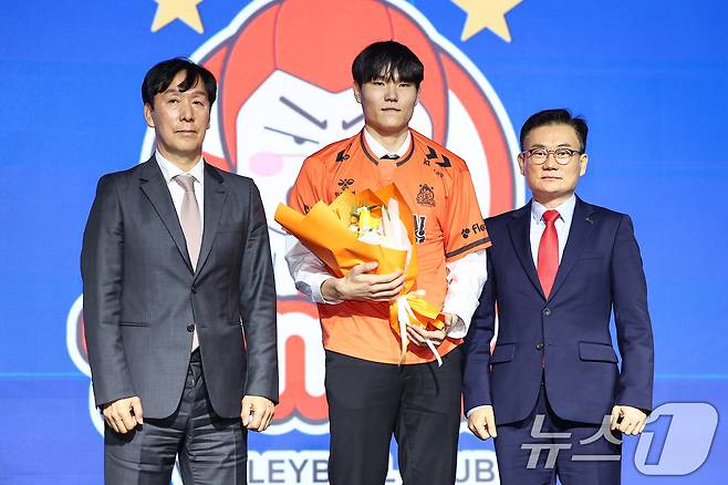 27일 서울 강서구 메이필드호텔에서 열린 2025-2026 KOVO 남자 신인선수 드래프트에서 OK저축은행에 2라운드 5순위로 지명된 마유민이 기념촬영을 하고 있다. 2025.10.27/뉴스1 ⓒ News1 김도우 기자