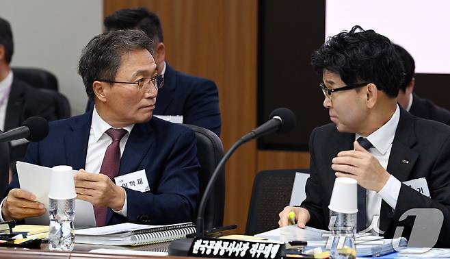 27일 오전 인천 중구 운서동 인천국제공항공사 대회의실에서 열린 국회 국토교통위원회의 인천국제공항공사 등에 대한 국정감사에서 이학재(왼쪽)인천국제공항공사 사장이 이정기 한국공항공사사장직무대행과 이야기하고 있다. 2025.10.27/뉴스1 ⓒ News1 공항사진기자단