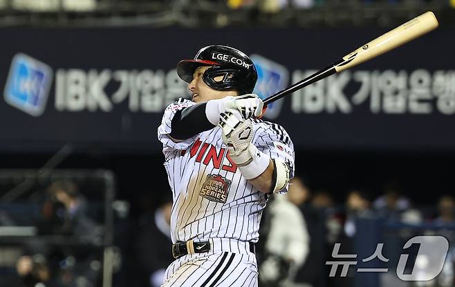 27일 서울 잠실야구장에서 열린 프로야구 2025 신한 SOL뱅크 KBO 포스트시즌 한국시리즈 2차전 한화 이글스와 LG 트윈스의 경기, 3회말 2사 1루상황에서 LG 박동원이 2점 홈런을 치고있다. 2025.10.27/뉴스1 ⓒ News1 김도우 기자