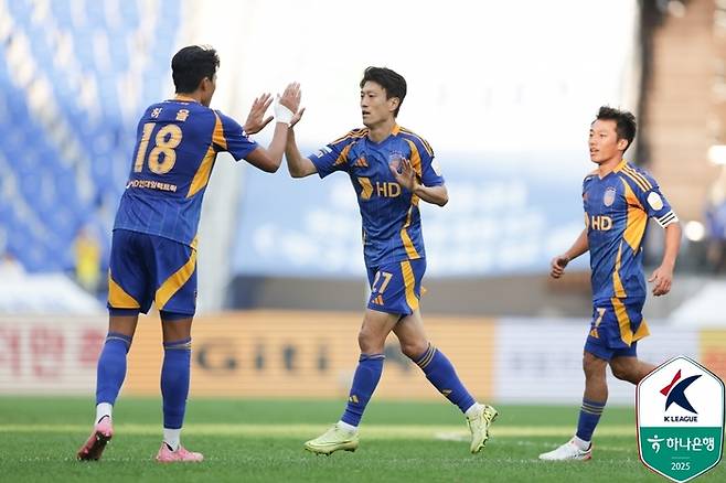 울산 이청용(가운데)이 26일 대구전에서 동점골을 넣은 뒤 기뻐하고 있다. 사진 | 한국프로축구연맹