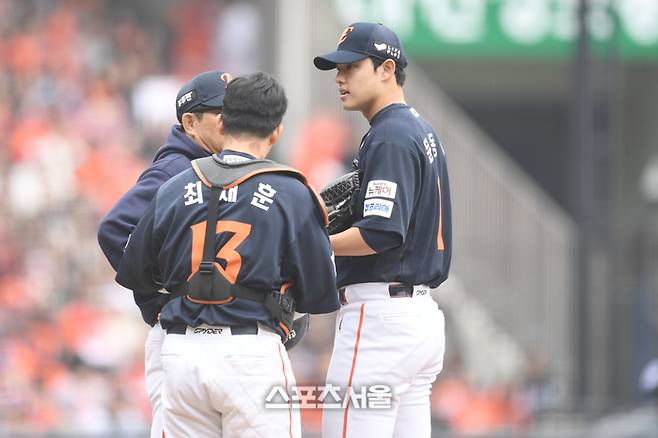한화 선발투수 문동주가 26일 서울 잠실구장에서 열린 2025 KBO 포스트시즌 한국시리즈 1차전 LG와 경기 1회말 1사2,3루 김현수 타석 때 마운드를 방문한 양상문 코치의 이야기를 듣고 있다. 잠실 | 최승섭기자 thunder@sportsseoul.com