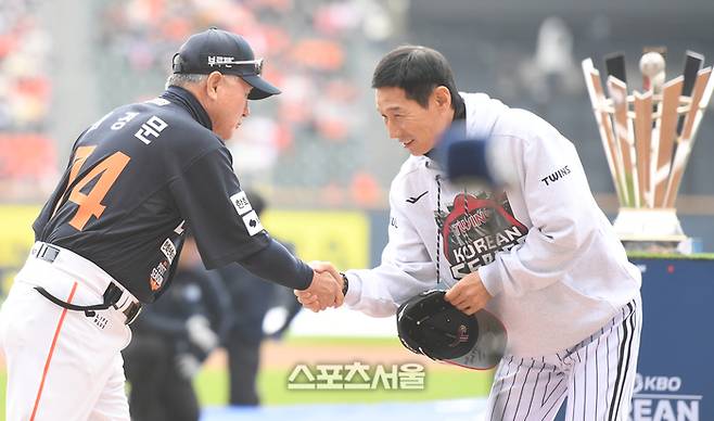 LG 염경 감독이 26일 서울 잠실구장에서 열린 2025 KBO 포스트시즌 한국시리즈 1차전 한화와 경기 식전 행사에서 김경문 감독과 악수를 하고 있다. 잠실 | 최승섭기자 thunder@sportsseoul.com
