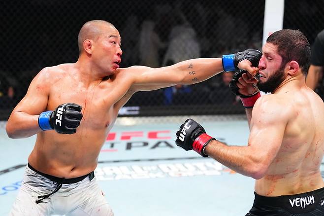 박준용이 이크람 알리스케로프에게 펀치 공격을 하고 있다. 사진 | UFC
