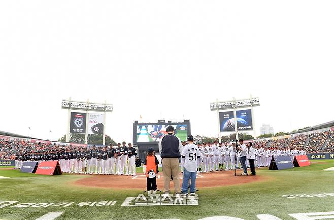 26일 잠실구장에서 열린 2025 KBO리그 한화와 LG의 한국시리즈 1차전에 앞서 KBO 허구연 총재(가운데)가 두 어린이들과 경기 개시를 선언하고 있다. 잠실 | 박진업 기자 upandup@sportsseoul.com