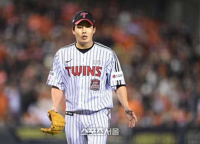 LG 선발투수 임찬규가 27일 서울 잠실구장에서 열린 2025 KBO 포스트시즌 한국시리즈 2차전 한화와 경기 4회 교체되어 더그아웃으로 들어오며 김영우를 응원하고 있다. 잠실 | 최승섭기자 thunder@sportsseoul.com