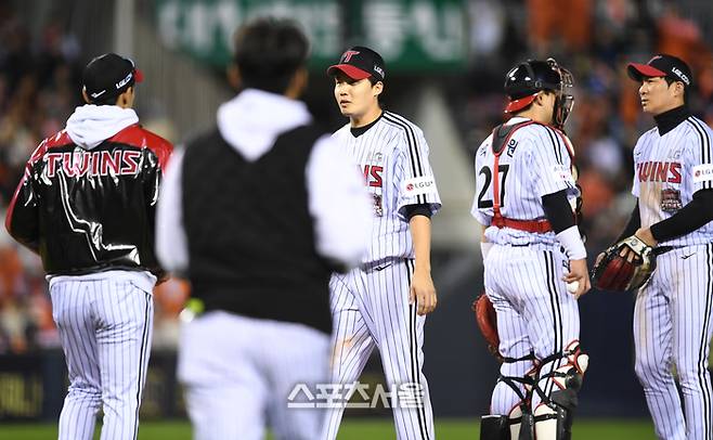 LG 선발투수 임찬규가 27일 서울 잠실구장에서 열린 2025 KBO 포스트시즌 한국시리즈 2차전 한화와 경기 4회 교체되어 마운드를 내려오고 있다. 잠실 | 최승섭기자 thunder@sportsseoul.com