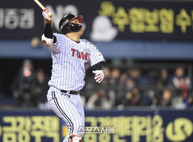 LG 문보경이 27일 서울 잠실구장에서 열린 2025 KBO 포스트시즌 한국시리즈 2차전 한화와 경기 4회말 2사만루 싹쓸이 2루타를 친 후 타구를 바라보고 있다. 잠실 | 최승섭기자 thunder@sportsseoul.com