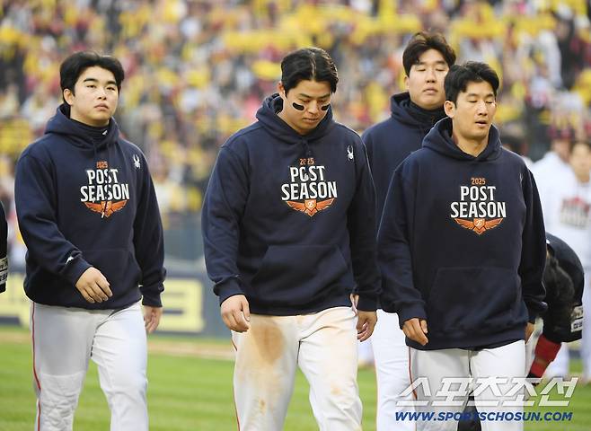 26일 서울 잠실구장에서 열린 한화와 LG의 한국시리즈 1차전. 한화가 2대8로 패한 가운데 노시환, 문현빈 등 선수들이 아쉬워하고 있다. 잠실=정재근 기자 cjg@sportschosun.com/2025.10.26/