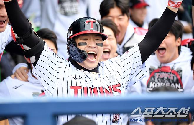 26일 잠실구장에서 열린 한국시리즈 1차전 LG 트윈스와 한화 이글스의 경기. 5회말 LG 박해민이 솔로포를 날린 뒤 환호하고 있다. 잠실=박재만 기자 pjm@sportschosun.com/2025.10.26/