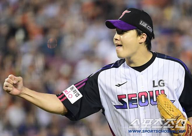 8일 잠실야구장에서 열린 LG와 한화의 경기. 4회 무사 1, 2루. 실점 위기를 넘긴 LG 선발 임찬규. 잠실=송정헌 기자songs@sportschosun.com/2025.08.08/