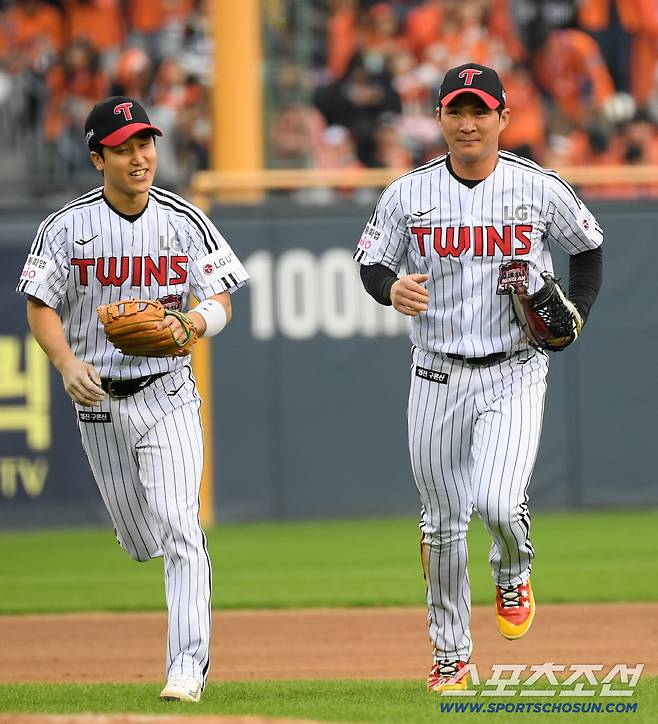 26일 잠실구장에서 열린 한국시리즈 1차전 LG 트윈스와 한화 이글스의 경기. LG 3루수 구본혁, 유격수 오지환이 깔끔하게 이닝을 정리하고 있다. 잠실=박재만 기자 pjm@sportschosun.com/2025.10.26/