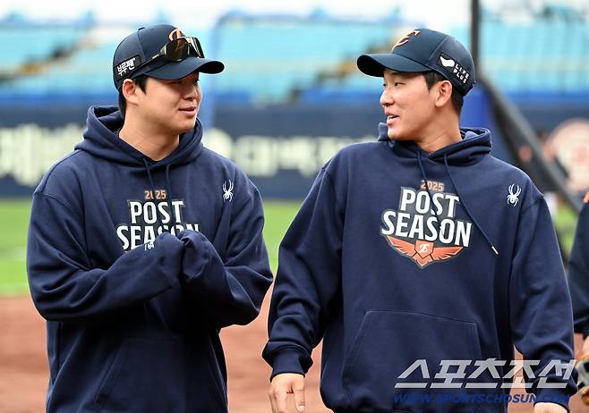 21일 대구 삼성라이온즈파크에서 열린 한화와 삼성의 플레이오프 3차전, 한화 노시환과 황영묵이 발걸음을 옮기고 있다. 대구=허상욱 기자wook@sportschosun.com/2025.10.21/