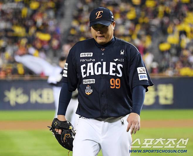 27일 서울 잠실구장에서 열린 한화와 LG의 한국시리즈 2차전. 2회말 5실점한 류현진이 아쉬움 가득한 표정으로 내려오고 있다. 잠실=정재근 기자 cjg@sportschosun.com/2025.10.27/