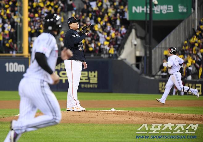 27일 서울 잠실구장에서 열린 한화와 LG의 한국시리즈 2차전. 3회말 2사 1루 류현진이 박동원에게 투런포를 허용하고 있다. 잠실=정재근 기자 cjg@sportschosun.com/2025.10.27/