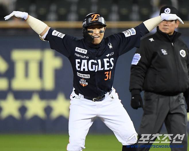 27일 서울 잠실구장에서 열린 한화와 LG의 한국시리즈 2차전. 1회초 2사 손아섭이 2루타를 친 후 환호하고 있다. 잠실=정재근 기자 cjg@sportschosun.com/2025.10.27/