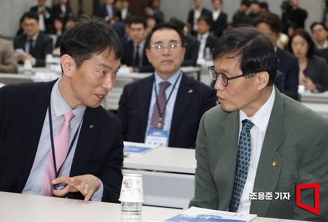 이창용 한국은행 총재(오른쪽)와 이복현 금융감독원장이 지난 4월3일 서울 중구 은행회관에서 열린 '부동산 신용집중 : 현황, 문제점 그리고 개선방안' 컨퍼런스에 참석해 대화를 하고 있다. 조용준 기자