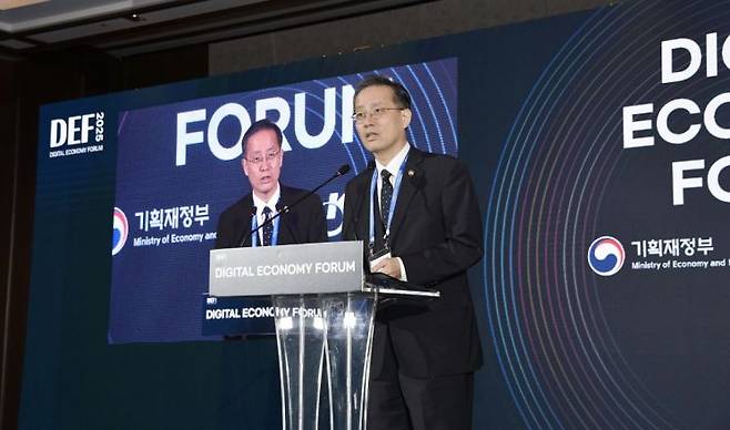 이형일 기획재정부 차관이 10월 20일 오전 인천 중구 인스파이어 리조트에서 열린 '2025년 제8회 디지털 이코노미 포럼'에 참석, 개회사를 하고 있다.