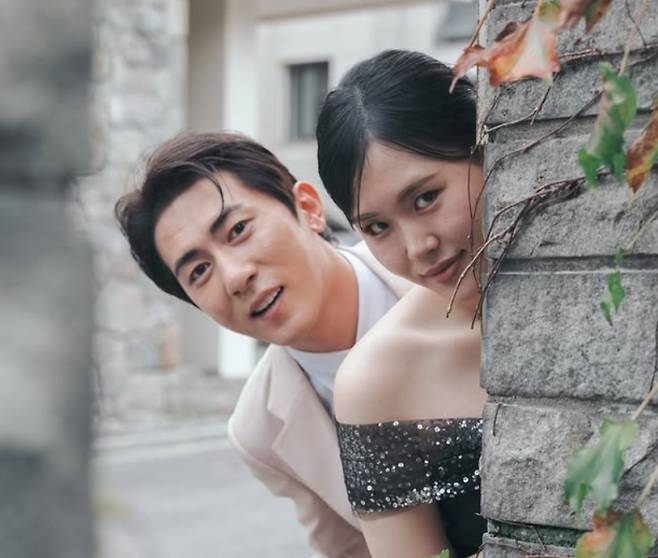 김원훈 - 엄지윤 웨딩 화보, '숏박스' 커플의 파격적인 콘텐츠