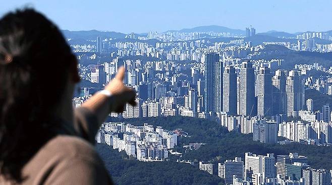 서울과 경기도 지역의 급등하는 아파트 가격에 대한 대책이 정당별 선거 전략에 따라 차이를 보이고 있다. 사진은 지난 10월 15일 경기 광주시 남한산성에서 내려다본 서울의 아파트 단지./뉴스1