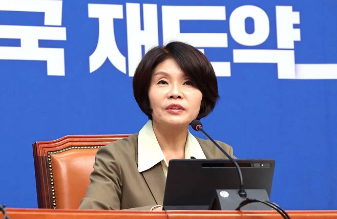 여당인 더불어민주당은 선거에 부담을 주는 세금 인상 없이 주택 공급으로 민심을 달래려 하고 있다. 사진은 한정애 더불어민주당 정책위의장이 지난 10월 21일 주택시장안정 대책을 설명하는 모습./남강호 기자