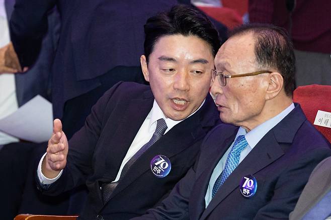 지난 9월 이해찬 전 국무총리(오른쪽)가 강훈식 대통령 비서실장과 서울 여의도 국회 의원회관에서 열린 더불어민주당 창당 70주년 기념식에서 대화하고 있다. /뉴스1