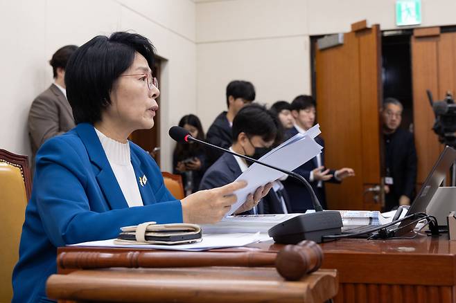 과학기술정보방송통신위원회 국정감사에서 발언하는 최민희 과방위원장./뉴스1