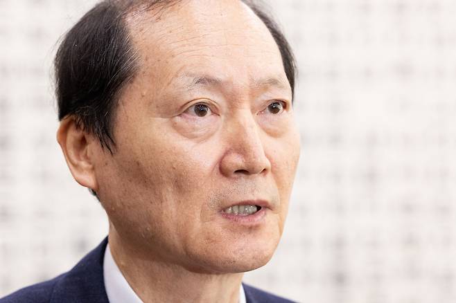 이완규 전 법제처장이 27일 서울 여의도 국회에서 열린 법제사법위원회 대검찰청 등에 대한 국정감사에 출석해 증인 선서 거부 이유를 밝히고 있다. /뉴스1