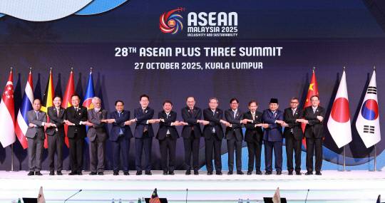 이재명 대통령(왼쪽 여섯번째)이 27일 말레이시아 쿠알라룸푸르 컨벤션센터에서 열린 아세안+3 정상회의에서  모테기 도시미쓰 일본 외무상(왼쪽 일곱번째), 의장국인 말레이시아의 안와르 이브라힘 총리(왼쪽 여덟번째) 등과 기념촬영을 하고 있다. 연합뉴스