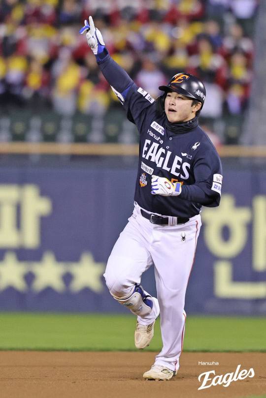 27일 서울 잠실구장에서 열린 2025 신한SOL뱅크 KBO 한화 이글스와 LG 트윈스의 한국시리즈 2차전에서 문현빈이 2점 홈런을 쏘아올리고 환호하고 있다. 한화 이글스 제공